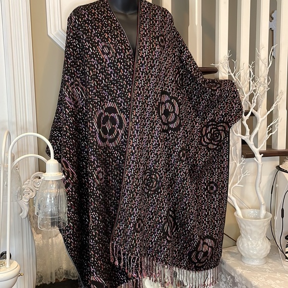 Stunningly Soft Cape Wrap Poncho The Flowers are Embedded with Woven Colours - Picture 7 of 12